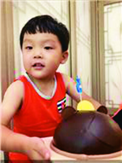 ​지난 3일 5살 생일 케잌을 받은 박대한 어린이. 박은진씨 제공