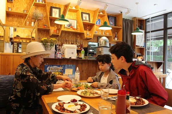 점심에 손자 태호(15), 한아(12)와 함께 스페인 가정식을 