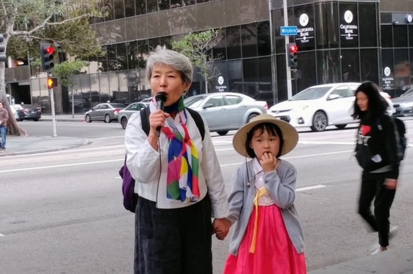 LA 한반도평화시위에서 할머니와 손녀(사진 출처 :  김반아)