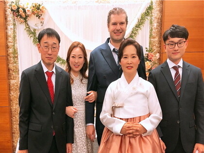2020년 12월 결혼식 날 찍은 가족 사진. 왼쪽부터 필자, 딸 승미, 사위 이브 힉스, 부인 이경순, 아들 승주씨. 