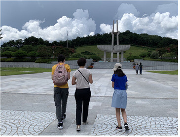 딸 운아와 손주들이 지난 8월 광주 망월동 국립5·18민주묘지를 참배하러 가고 있다.