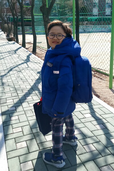 김정민군이 2018년 3월 처음 학교에 등교하던 모습이다. 김명희씨 제공