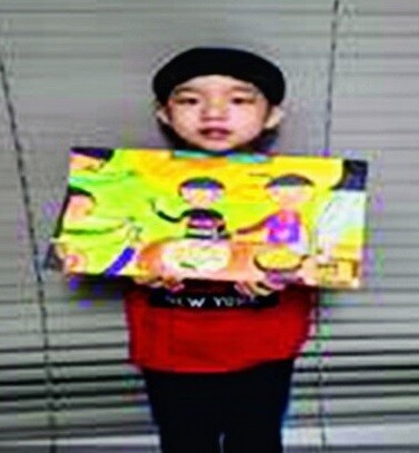 김시온군이 최근 미술대회에서 상을 받은 그림을 들어보이고 있다. 김민정씨 제공
