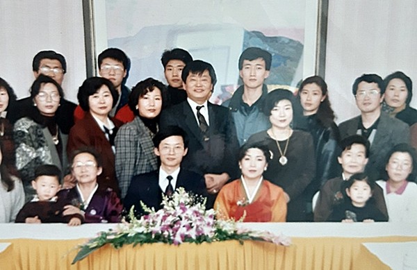 1991년 셋째 아들인 필자 부부(앞줄 가운데)의 혼인 폐백을 마친 뒤 어머니(앞줄 맨왼쪽)와 7남매가 함께한 가족사진.
