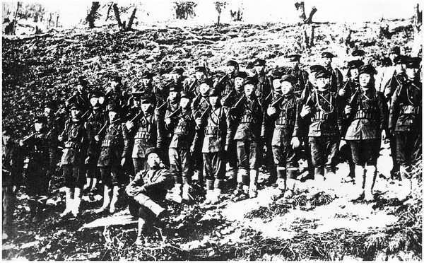 봉오동 독립쟁 승리후 기념촬영한 것으로 추정되는 만주 독립군의 (질서 정연한 정예군의 모습이다)