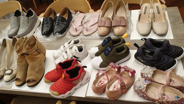 어른신발은  5.000원 / 어린이신발은 3.000원 에 판매 하고 있다.