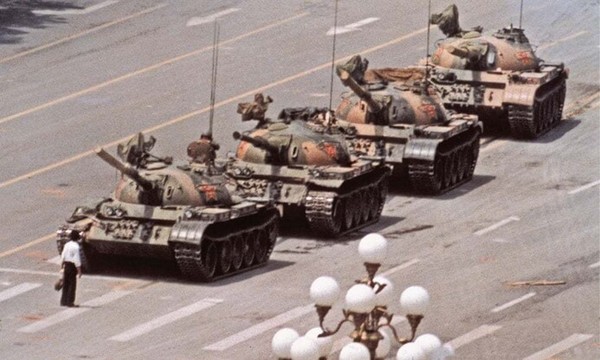989년 6월 중국 톈안먼 민주화운동의 상징이 된 탱크맨. AP 연합뉴스.  출처: 한겨레, 2021-06-07