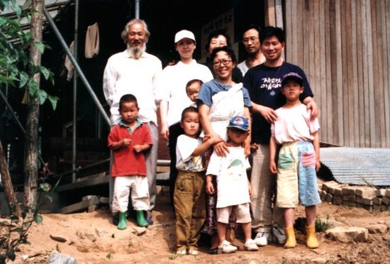 1998년 장원도 화천 노동리 산속에서 만난 가족 - 김명식 선생님과 사모님께서 직접 교육을 담당하시고 학교에는 보내지 않았다.  