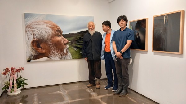 사진 왼쪽은 김명식 시인 가운데 필자 오른쪽으로 사진작가 김일목