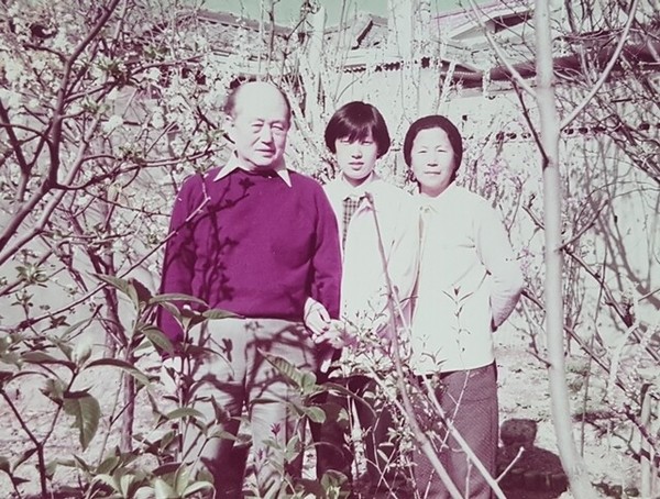 필자의 아버지가 운영했던 서울 응암동 자혜의원 안마당에서 1987년 찍은 가족 사진. 왼쪽부터 박남업·박윤경·주명순님.