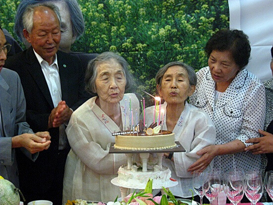 1952년 옥중에서 처음 만난 박정숙(왼쪽 둘째)·김선분(오른쪽 둘째) 선생이 2011년 7월 동고동락 60돌 축하 잔치에서 함께 케잌의 촛불을 끄고 있다.