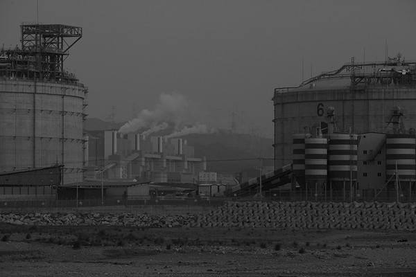LNG 가스 저장탱크 사이로 원덕읍 호산항에 있는 석탄 화력 발전소 2기 모습. ©️장영식
