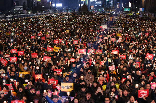 2016년 12월3일 광화문 광장의 6차 촛불집회. 전국에서 232만여명(주최쪽 추산)이 참여해 1987년 6월 항쟁을 뛰어넘는 역대 최대규모의 시위를 기록했다. 한겨레신문 김태형 기자 사진