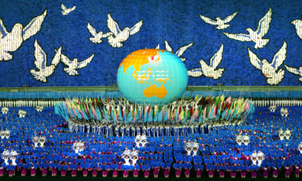 2007년  9월 6일 평양 5·1경기장에서 열린 <아리랑> 공연에서 참가자들이 한반도 모양을 만들고 있다. 평양/AP 연합(사진 출처 :https://www.hani.co.kr/arti/politics/defense/239745.html)