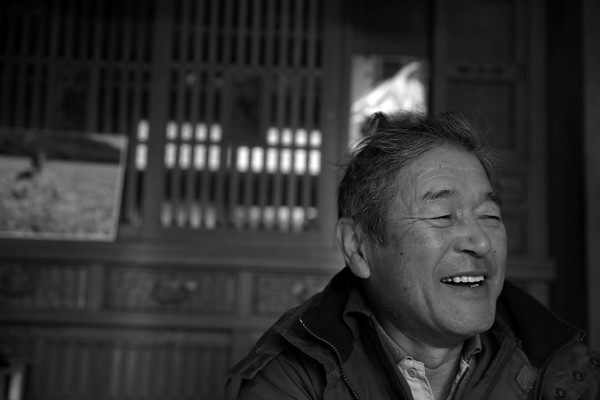 후쿠시마를 취재하던 마지막 날 아침, 이이타테 마을의 하세가와 켄이치 선생의 자택에서 길지 않은 만남 끝에 남겼던 선생의 생전 모습. ©️장영식