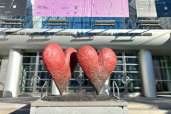 신관 앞의 Jim Dine의 "Twin 6'Hearts'