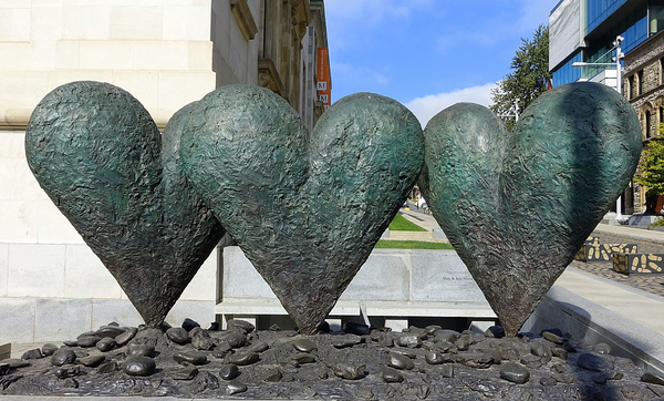 Three Hearts on a Rock(사진 출처  : 위키미디어 커먼즈 /https://commons.wikimedia.org/wiki/File:Three_Hearts_on_a_Rock,_by_Jim_Dine,_2002,_bronze_-_Montreal_Museum_of_Fine_Arts_-_Montreal,_Canada_-_DSC08638.jpg )