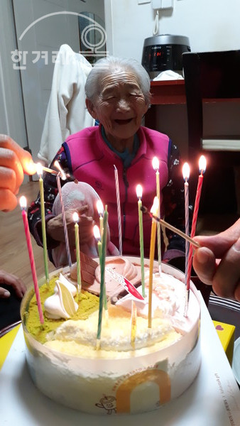 (사진1) 지난주 생일 축하 케익에 촛불 붙이는 모습 보고 함박웃음 짓는 어머니