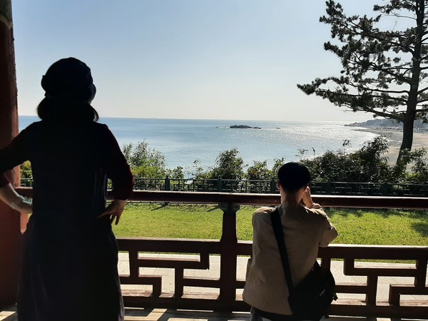 아내와 막둥이가 문무대왕 수중릉을 바라보는 모습