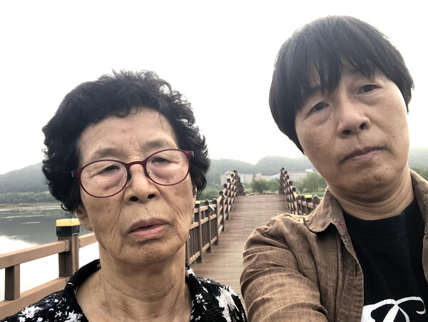 2019년 9월 말년의 어머니 태영숙(왼쪽)씨와 4남매의 큰딸 남정순(오른쪽)씨가 강원도 양구군 꽃섬 나들이 중에 나란히 셀카를 찍었다.