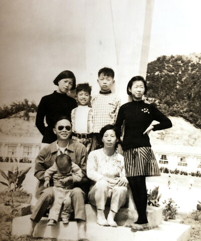 부모님과 4남매 가족 사진. 아버지 품에는 이웃집 아이가 안겨 있다.