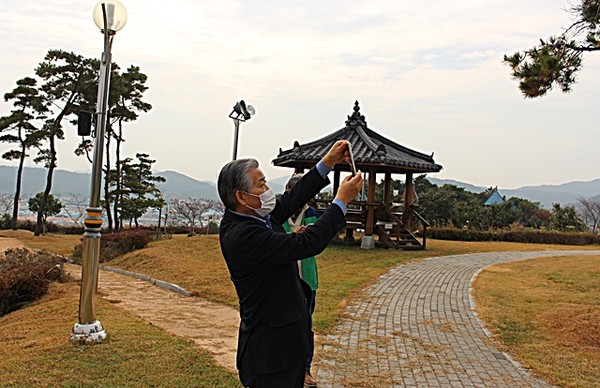 장보고 공원에서 장보고 동상을 촬영하는 김신 부의장