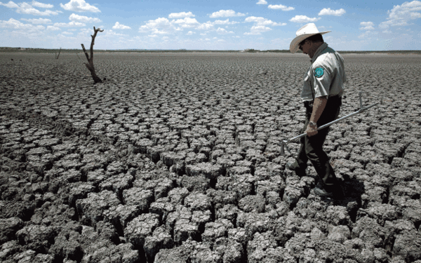  미국 텍사스주 피셔 호수가 극심한 가뭄으로 갈라진 바닥을 드러내 보이고 있다. 뉴시스 AP(사진 출처 : http://www.economyinsight.co.kr/news/articleView.html?idxno=1452)