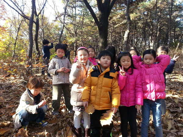 떡갈나무, 상수리나무 잎을 찾아들고 좋아하는 1학년 아이들