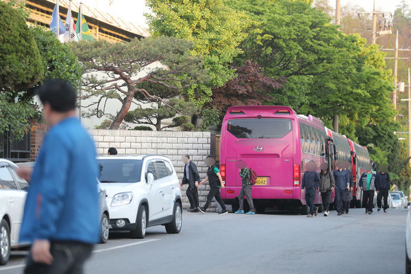 지난 9일 저녁 경기 안산시 반월공단에서 통근버스를 타고 출근한 야간근무자들이 공장으로 향하고 있다. 안산/백소아 기자 thanks@hani.co.kr.  출처: 한겨레, 2018-05-1.