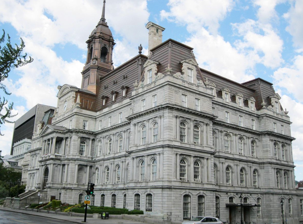 1872년에서 1878년 사이에 지어진 유럽풍의 몬트리올 시청사, 1926년 리모델링되었다. 올드 몬트리올에 있다.(출처 : https://commons.wikimedia.org/wiki/File:Hotel_de_ville_de_Montreal_09.JPG). 