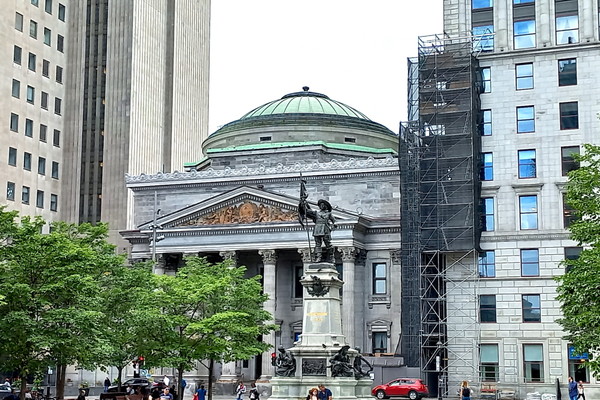 몬트리올 은행. 1817년에 설립된 캐나다에서 제일 오래된 은행. 올드 몬트리올에 있는 노트르담 대성당 건너편에 있다. 