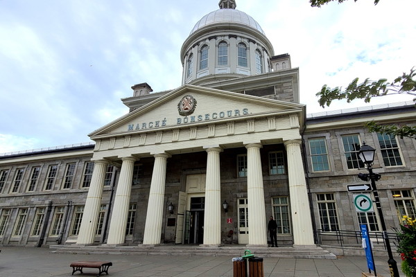 올드 몬트리올에 있는 '마르쉐 본세쿠르스'. 1847년 완공되어 100년 이상 몬트리올 지역의  중요한 공공시장으로 쓰기고 있다.  멀리서도 돋보이는 반짝이는 돔을 가진 2층 건물이다. 1852년~1878년에는 몬트리올 시청 건물로 사용되기도 했다. 