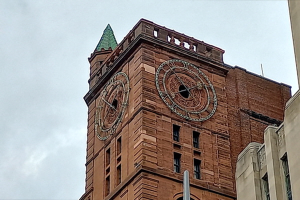 올드 몬트리올에 있는 노트르담 대성당 건너편 오른편에 있는 옛 퀘벡은행 빌딩. 현재는 다미광장 관리사무실로 사용되고 있다. 시계탑이 고풍스럽다.