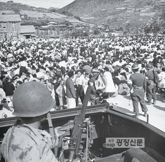 여순항쟁 당시 진압군이 주민들을 학교에 집결시키고 있는 장면