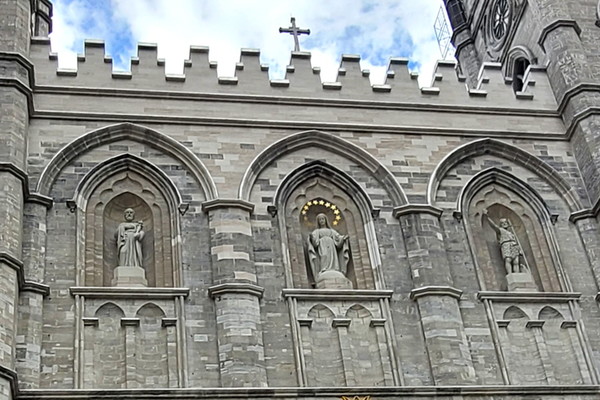 좌로부터 성 요셉, 성모 마리아, 성 장 바티스트(Jean-Baptiste)의 동상 