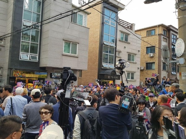 2019년 10월 23일 인헌고 앞에서 보수(?) 단체 회원들이 <전교조 해체> 팻말을 들고 시위하는 장면(출처 : 한겨레 자료사진)