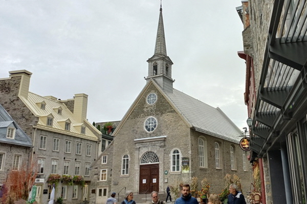 가운데 석조 건축물이 Notre-Dame-des-Victoires Church(승리의 노트르담 성당)