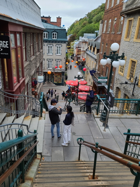 초록 철제 계단  Escalier Casse-Cou에서본 쁘띠 샹플레인'(Rue du Petit-Champlain)거리 