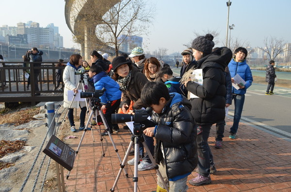 2013년 12월 30일 중랑천 하구에서 철새 탐조를 하고 있는 서울신은토 초록동아리 아이들과 학부모들