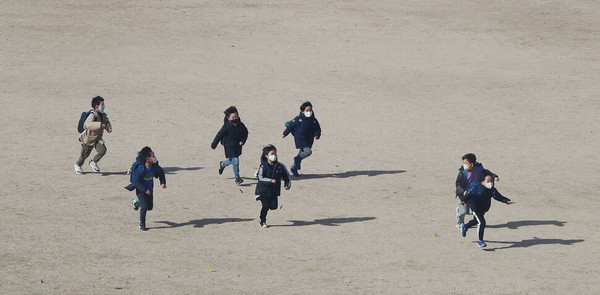 수도권을 포함한 전국 학교가 전면등교를 시작한 11월 22일 낮 서울 마포구 한 초등학교 학생들이 수업을 마치고 학교를 나서고 있다. 신소영 기자 viator@hani.co.kr.   출처: 한겨레, 2021-12-21.