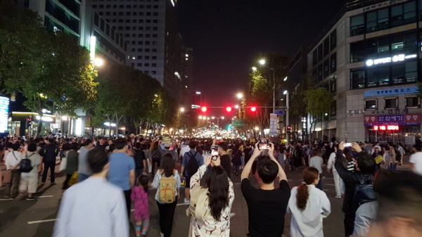 2019년 9월 28일 <검찰개혁>과 <공수처 설치>를 촉구하는 서초동 촛불 집회 장면(출처 : 하성환)
