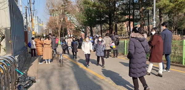 자녀들의 하교를 기다리는 학부모들(서울문래초등학교 후문에서)