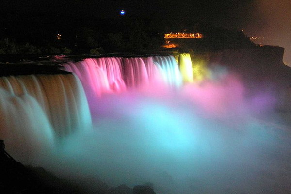 사진 출처 : https://commons.wikimedia.org/wiki/File:Noc_Niagara_kolorowa_piana.jpg