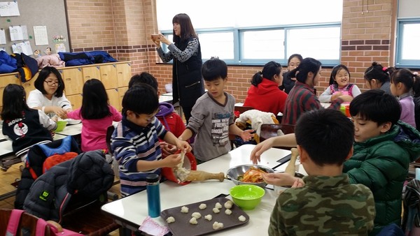 혁신학교인 신은초에서 1학년과 6학년 어깨짝반 형제들이 모여 같이 음식만들기 체험 학습을 하고 있다.