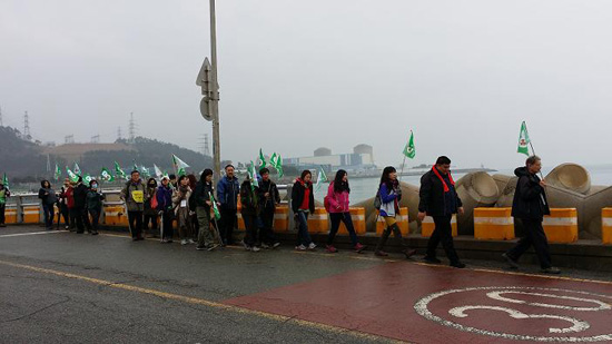 2014년 3월 1일 삼일절를 맞아 강원대 성원기 교수 등 '탈핵희망도보순례단'이 고리1호기 앞으로 행진하고 있다.