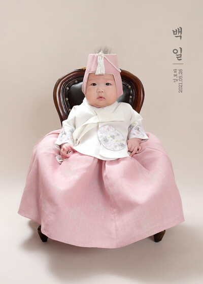 김정곤씨의 첫딸 김로하 아기의 지난해 6월 백일 기념 사진. 필자 제공
