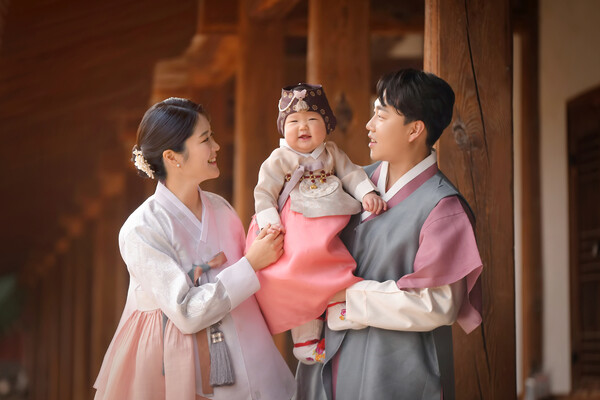 첫돌 기념으로 고궁에서 찍은 가족사진. 왼쪽부터 엄마 김현지씨, 딸 로하, 아빠 김정곤씨. 필자 제공
