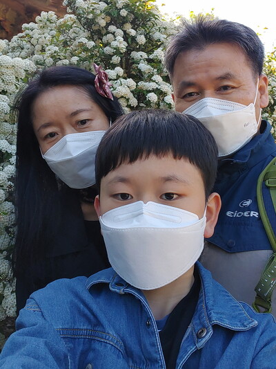 2021년 봄 전남 순천 선암사 나들이 때 수국꽃을 배경으로 가족사진을 찍었다. 왼쪽부터 엄마 정민숙씨·바하군·아빠 이영섭씨.