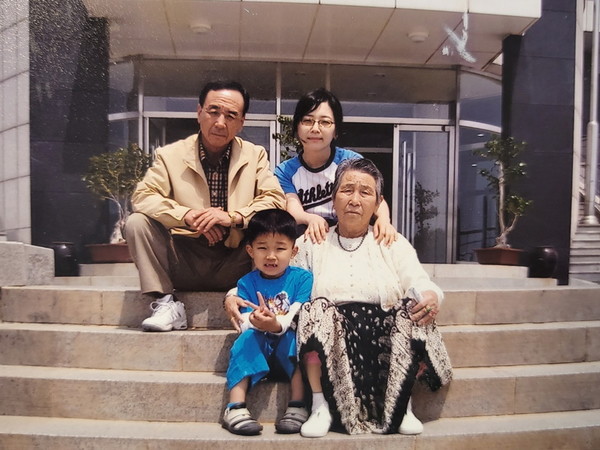 2004년 7월 고향 완도에서 가까운 해남타워로 할머니(앞줄 오른쪽)를 모시고 가족 나들이 갔을 때 /할머니, 아빠 ,나, 조카가 이제 26세다