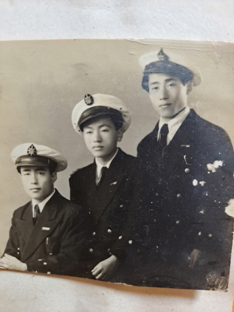 해양대 시절 아버지(맨 왼쪽에 앉은 이)(출처 : 하성환)